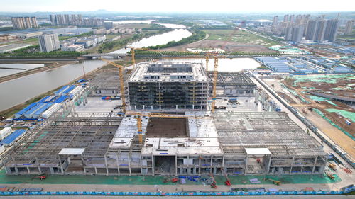 中鐵建工上合大廈項目鋼結構工程全面封頂